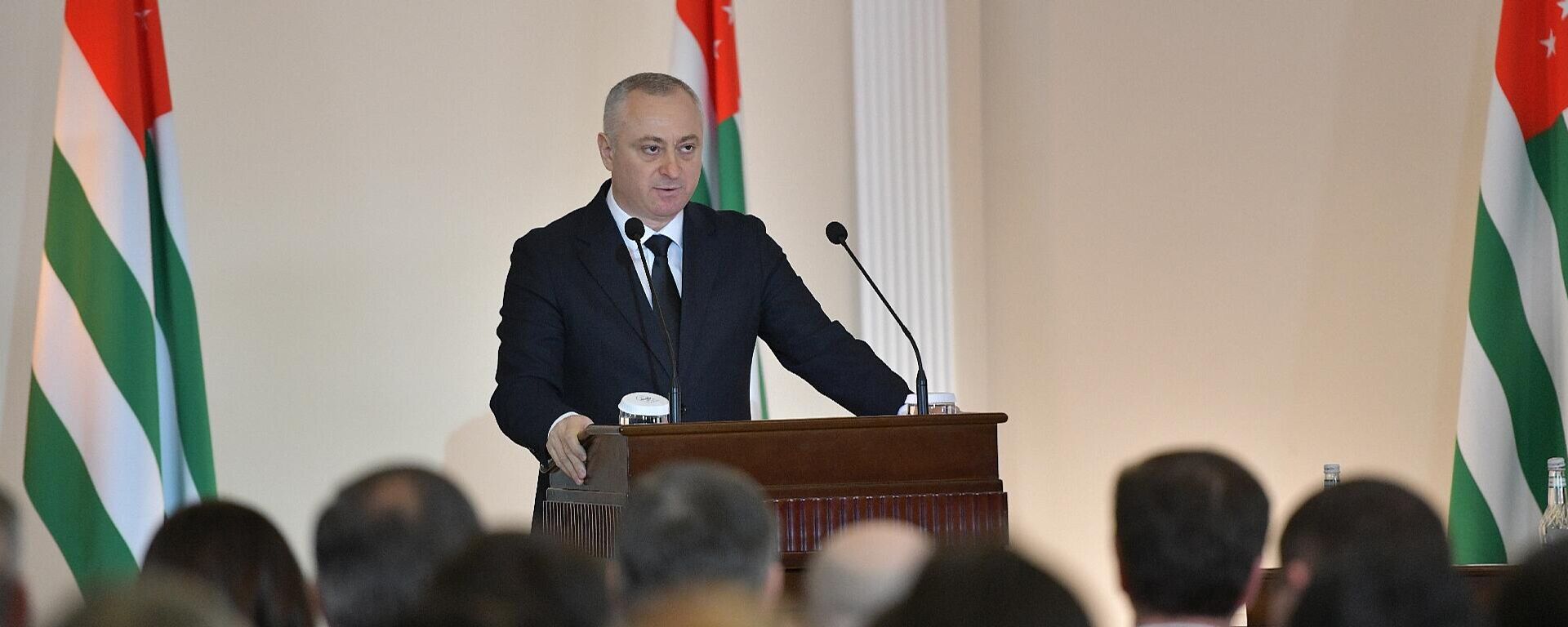 Бадра Гунба выступает с посланием к Народному Собранию республики Бадра Гунба выступает с посланием к Народному Собранию республики - Sputnik Абхазия, 1920, 04.03.2026