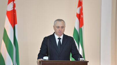 Бадра Гунба выступает с посланием к Народному Собранию республики