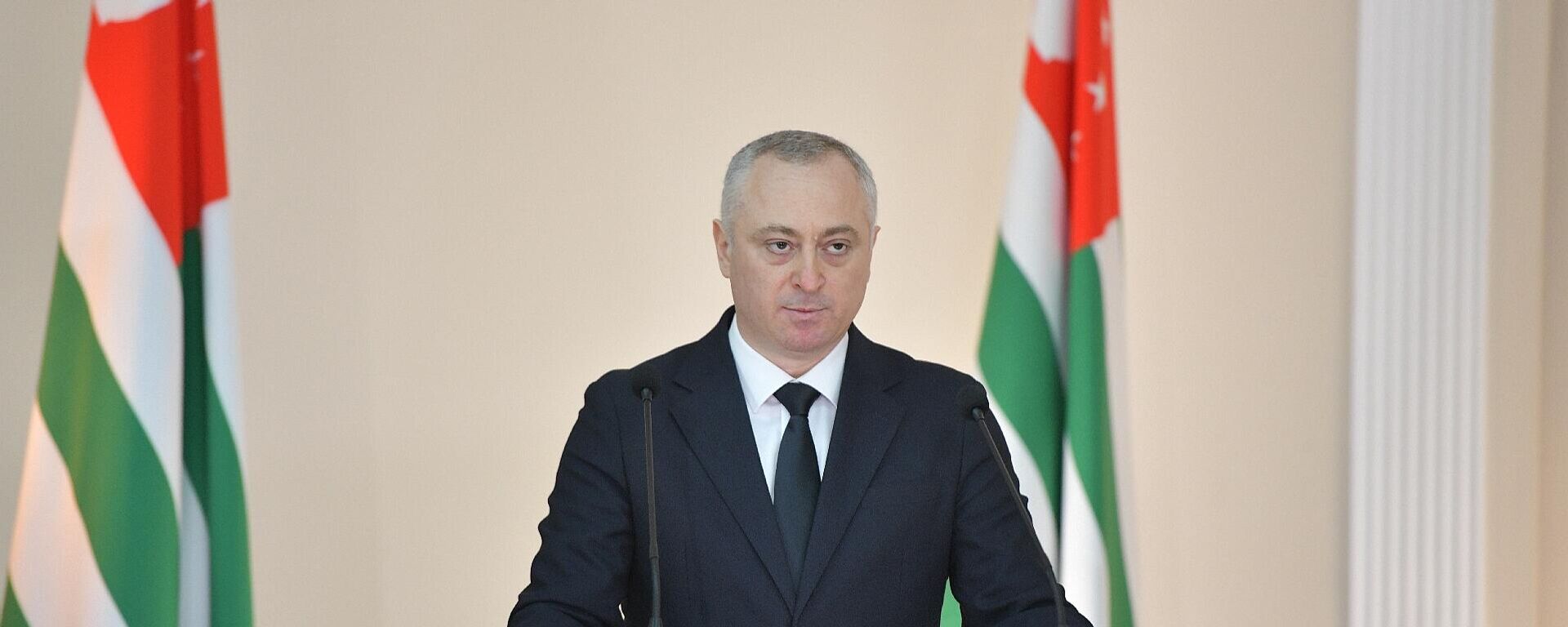 Бадра Гунба выступает с посланием к Народному Собранию республики - Sputnik Абхазия, 1920, 30.12.2025