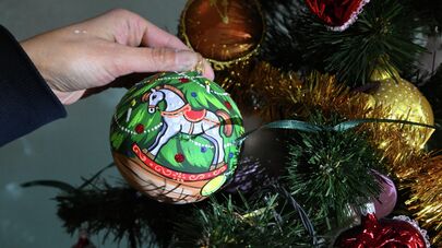 Производство елочных игрушек на фабрике "Бирюсинка" в Красноярске