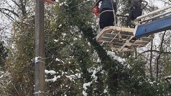 Сильный снегопад привел к многочисленным отключениям в Галском районе - Sputnik Абхазия