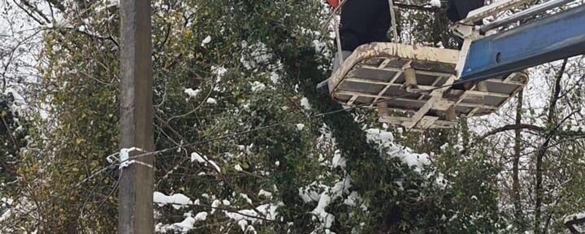 Сильный снегопад привел к многочисленным отключениям в Галском районе - Sputnik Абхазия, 1920, 30.12.2025