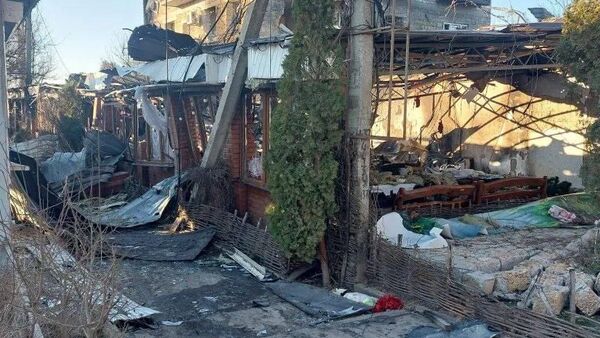 24 человека погибли в Херсонской области в результате удара трёх украинских БпЛА по кафе и гостинице. - Sputnik Абхазия