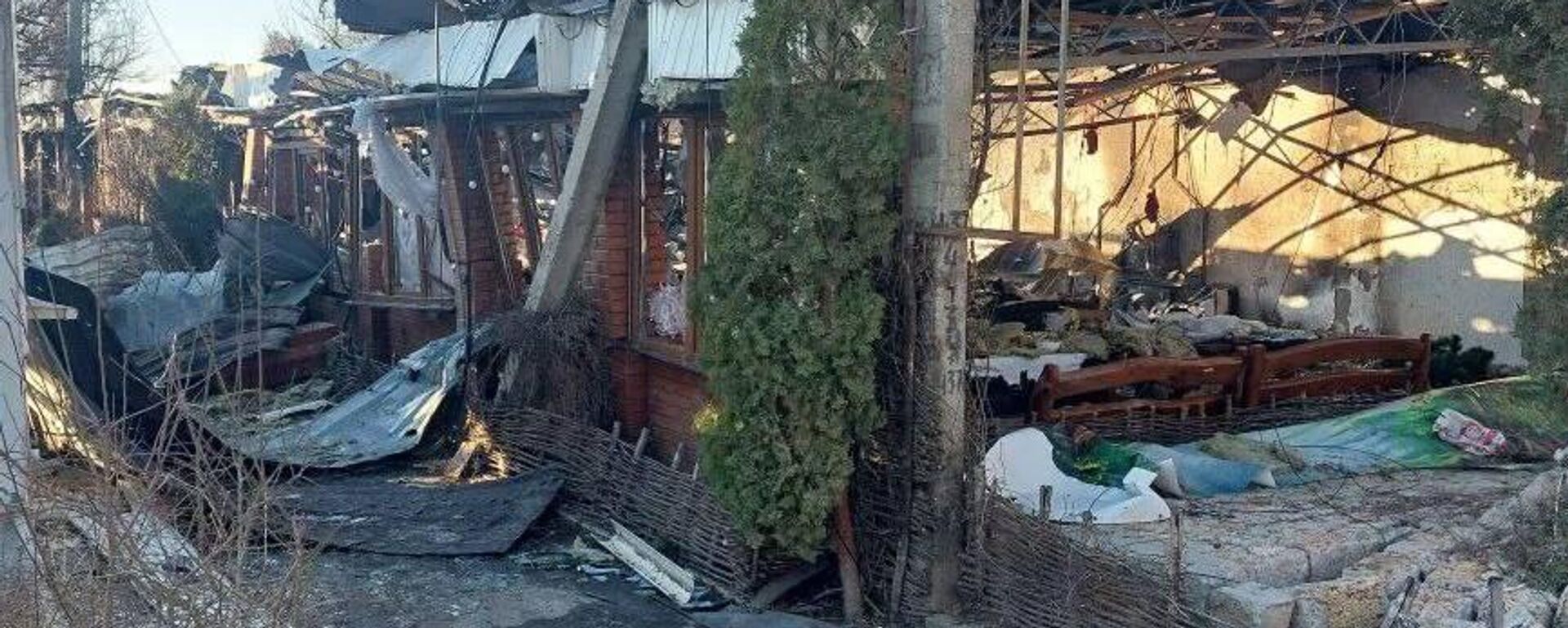 24 человека погибли в Херсонской области в результате удара трёх украинских БпЛА по кафе и гостинице. - Sputnik Абхазия, 1920, 01.01.2026