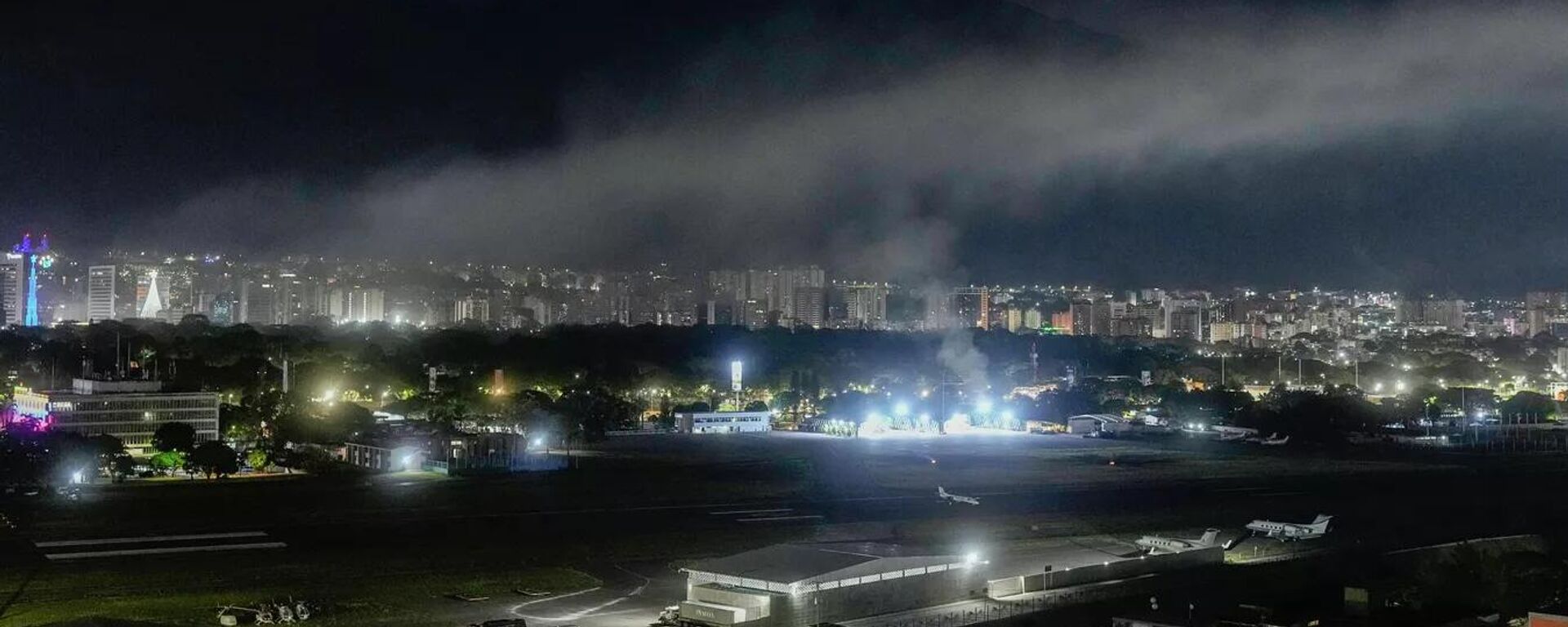 Дым на месте взрыва над аэропортом Ла-Карлота, Каракас - Sputnik Абхазия, 1920, 03.01.2026