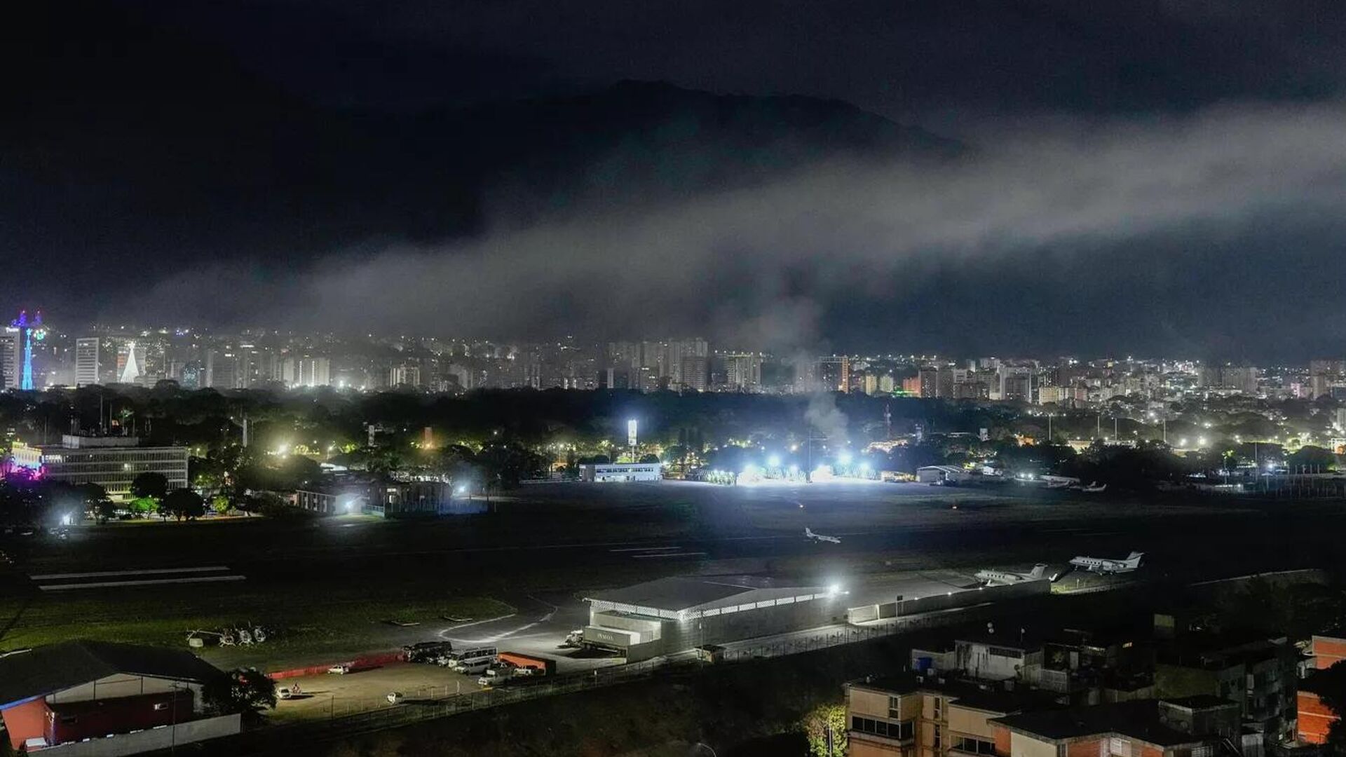 Дым на месте взрыва над аэропортом Ла-Карлота, Каракас Дым на месте взрыва над аэропортом Ла-Карлота, Каракас - Sputnik Абхазия, 1920, 03.01.2026