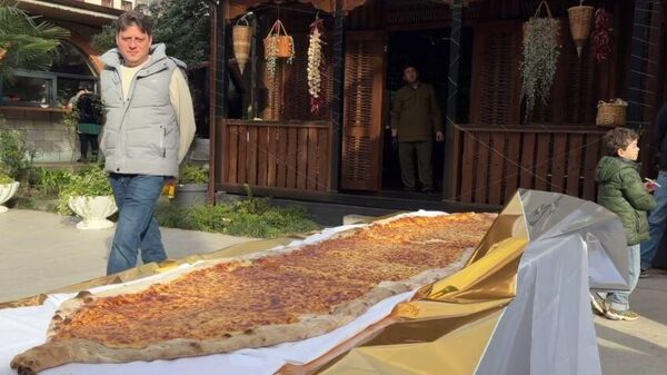 Двухметровый ачашә — хачапур Лодочку вынесли гостям фестиваля Мандарин - Sputnik Абхазия