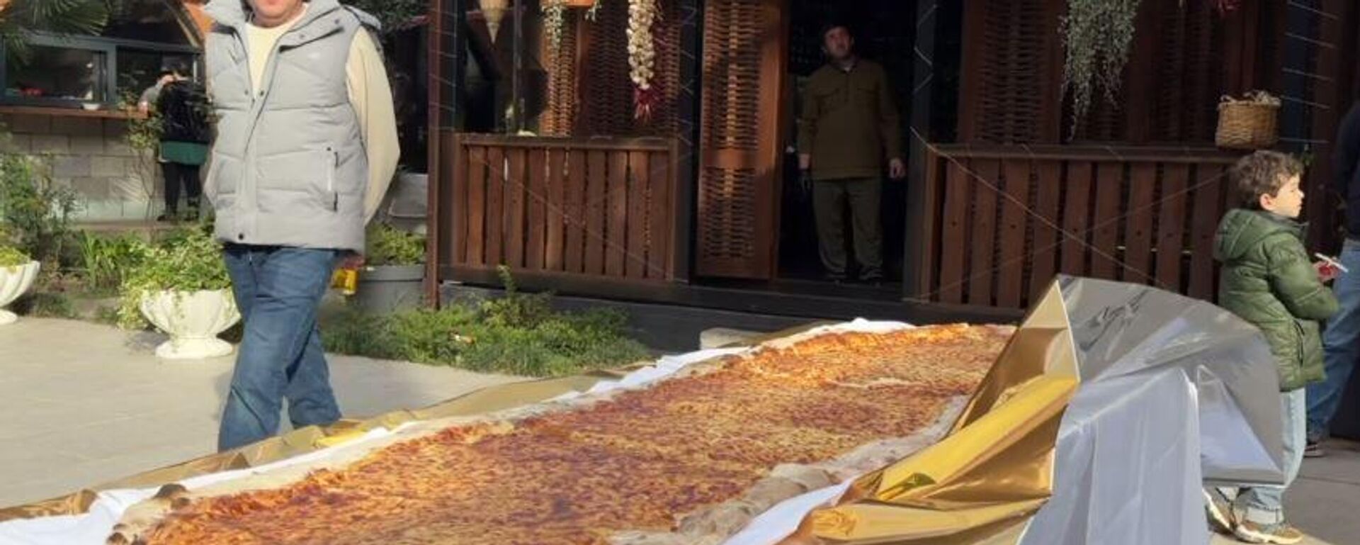 Двухметровый ачашә — хачапур Лодочку вынесли гостям фестиваля Мандарин - Sputnik Абхазия, 1920, 06.01.2026