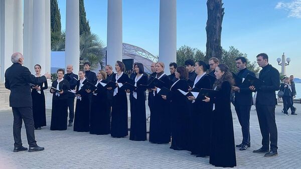 Государственная хоровая капелла спела рождественские песни на набережной Сухума - Sputnik Абхазия