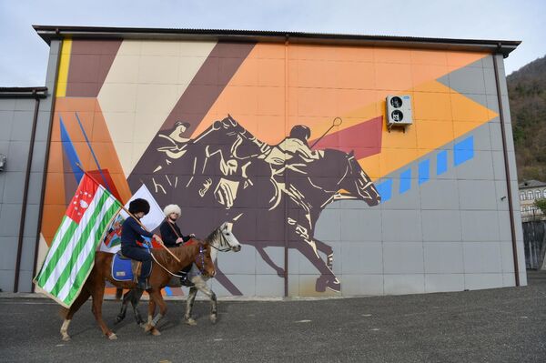 Этно-мурал Возрождение открыли в Ткуарчале Этно-мурал Возрождение открыли в Ткуарчале - Sputnik Абхазия