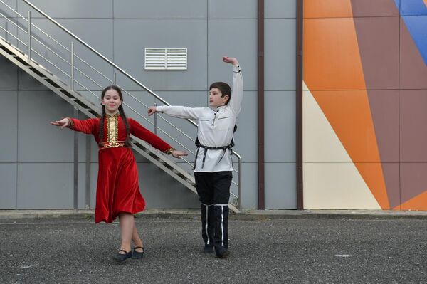 Этно-мурал Возрождение открыли в Ткуарчале Этно-мурал Возрождение открыли в Ткуарчале - Sputnik Абхазия