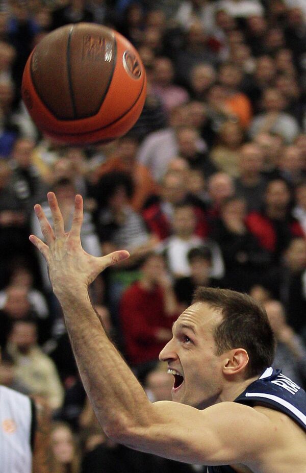 Игор Ракочевич из "Эфес Пилсен" контролирует мяч во время матча Топ-16 Евролиги против "Партизана" в Белграде. - Sputnik Абхазия