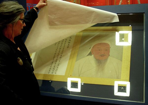 Сотрудник музея рассматривает самый известный портрет императора Тайцзу XIV века в Немецком художественно-выставочном зале ФРГ. - Sputnik Абхазия