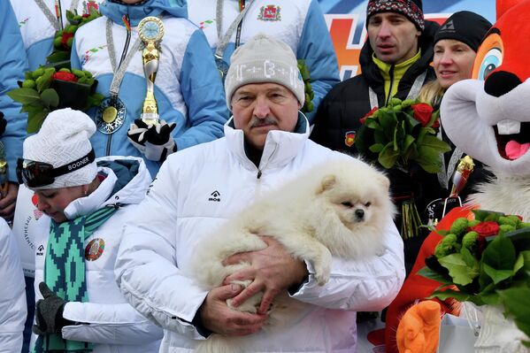 Президент Белоруссии Александр Лукашенко фотографируется со своей собакой - шпицем Умкой. - Sputnik Абхазия