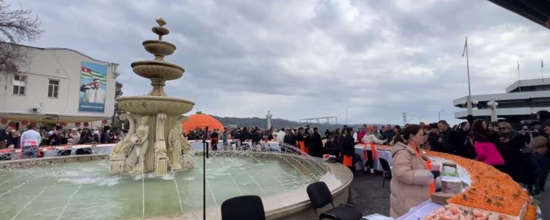 Мандариновый торт длиной 54 метра представили на площади Багапша в Сухуме. - Sputnik Абхазия, 1920, 10.01.2026