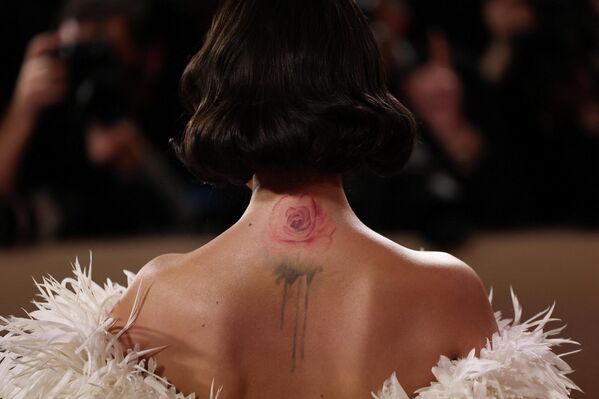 Селена Гомез продемонстрировала на красной дорожке татуировку в виде розы - Sputnik Абхазия