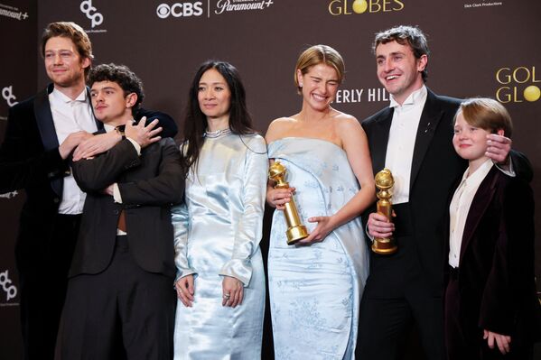 Джо Элвин, Ноа Джуп, Хлоя Чжао, Джесси Бакли, Пол Мескал и Джейкоби Джуп позируют с наградами - Sputnik Абхазия