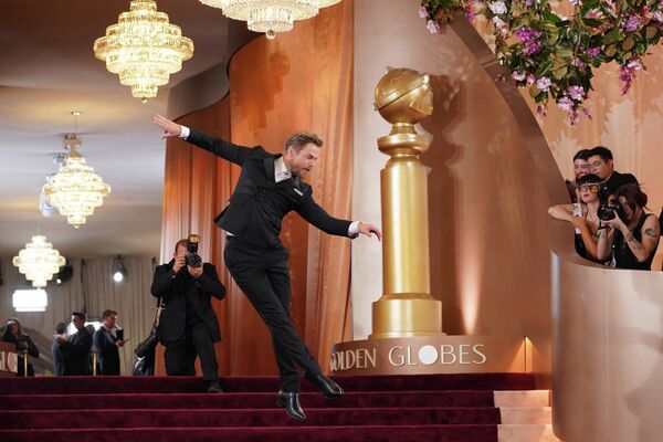 Дерек Хаф пританцовывает на церемонии  - Sputnik Абхазия