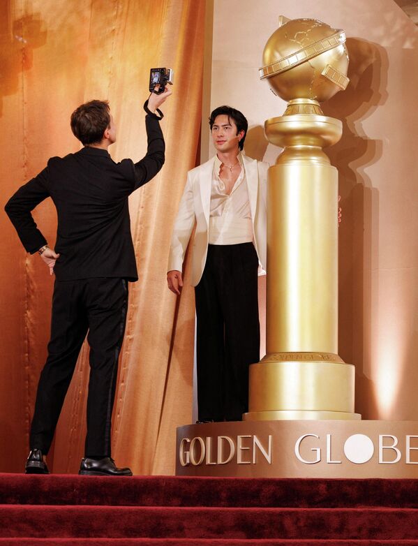 Для посещения церемонии Хадсон Уильямс выбрал наряд от Giorgio Armani: белую шелковую рубашку, белый вечерний пиджак, украшения Bulgari и ботинки Christian Louboutin - Sputnik Абхазия