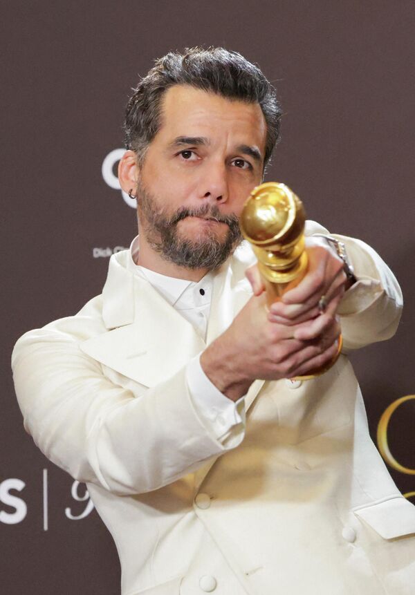 Вагнер Моура позирует с наградой за лучшую мужскую роль в фильме "Секретный агент"  - Sputnik Абхазия