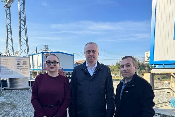 Корреспондент Гагра ТВ Саида Жиба и оператор Музаффар Останов с президентом Абхазии Бадрой Гунба - Sputnik Абхазия