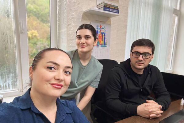 Корреспонденты Гагра ТВ Саида Жиба и Сария Кварацхелия и оператор Тимур Кове - Sputnik Абхазия