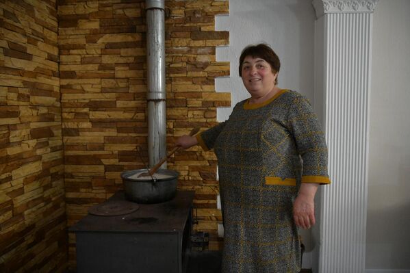 С самого утра семьи готовятся к празднику. - Sputnik Абхазия