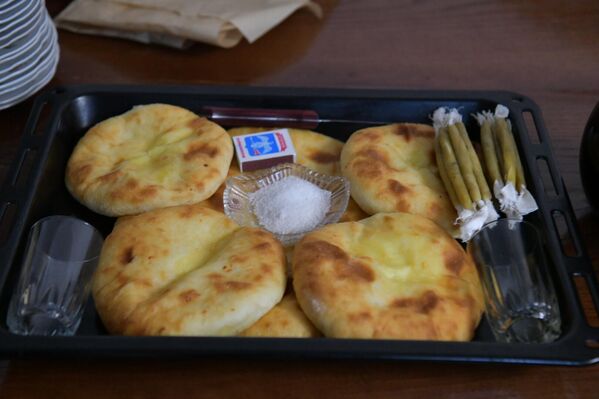 Женщины пекут ачашв с сыром. - Sputnik Абхазия