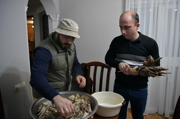 Мужчины отвечают за подготовку мяса жертвенных животных и птиц. - Sputnik Абхазия