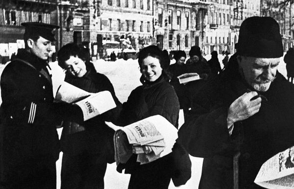 Ленинградцы читают номер газеты Правда с сообщением о прорыве блокады Ленинграда - Sputnik Абхазия