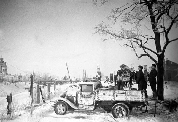 Битва за Ленинград. Освобождение Шлиссельбурга 18 января 1943 года стал главным результатом наступательной операции советских войск "Искра", проводившейся силами Ленинградского и Волховского фронтов. Расчет советской зенитно-пулеметной установки М4 (системы Максим) в кузове грузовика ГАЗ-АА ведет наблюдение в освобожденном Шлиссельбурге. Слева -   разрушенный Благовещенский собор. - Sputnik Абхазия