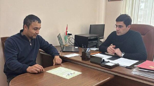 Гражданина Узбекистана, спасшего ветерана Великой Отечественной войны Евдокию Котлярову, наградили - Sputnik Абхазия