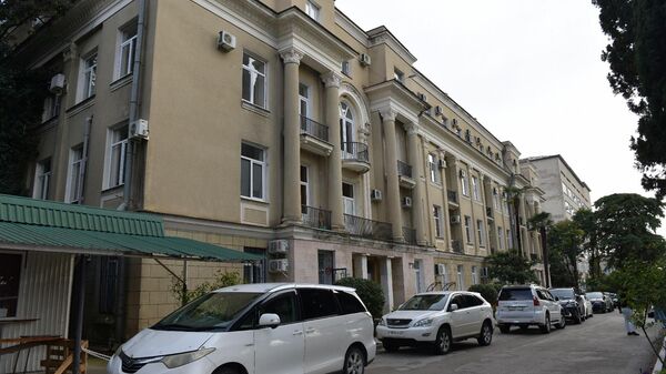 Здание гагрской ЦРБ и ремонтные работы внутри помещения - Sputnik Аҧсны