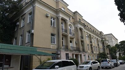 Здание гагрской ЦРБ и ремонтные работы внутри помещения