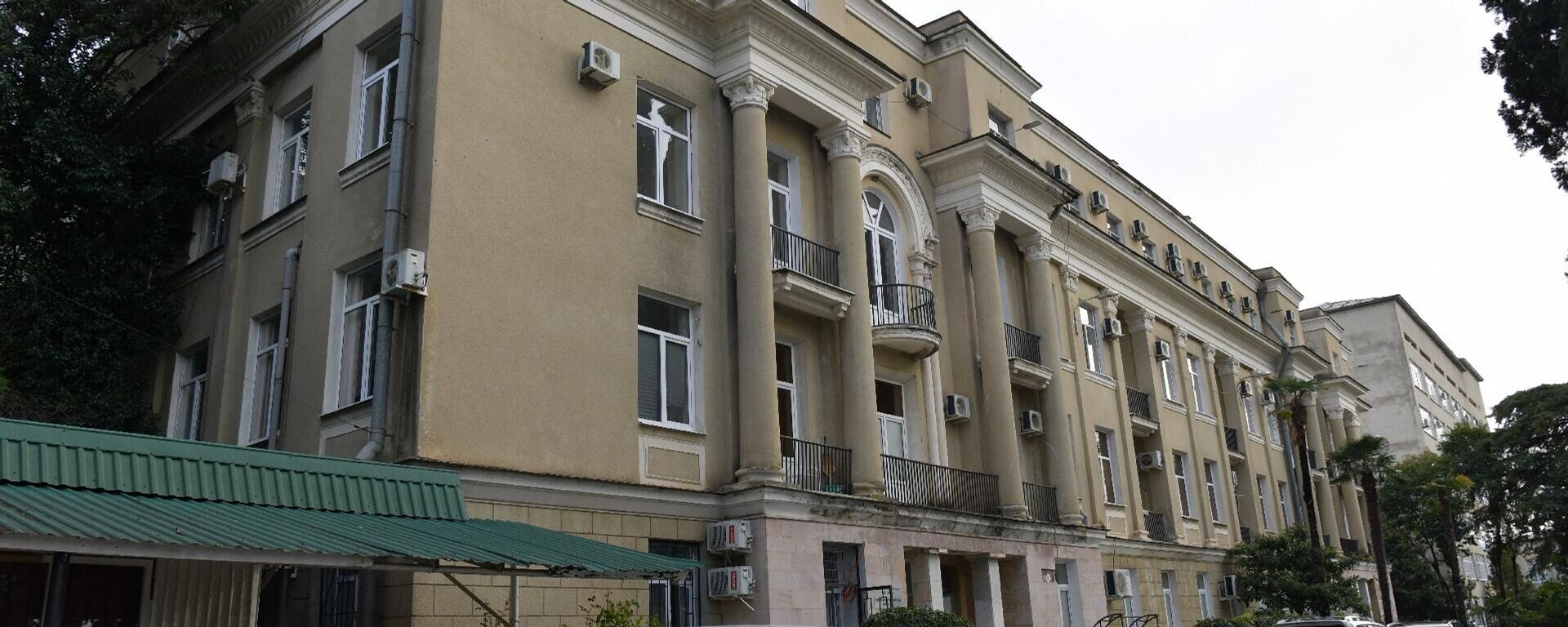 Здание гагрской ЦРБ и ремонтные работы внутри помещения - Sputnik Абхазия, 1920, 28.03.2026