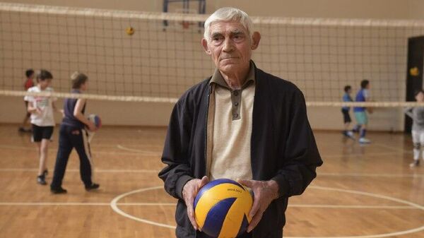 Аԥсны зҽаԥсазтәыз абаҩрҵәыреи аспорти русзуҩ, анапылампыл азы амилаҭтә категориа аӡбаҩ Олег Лакрба иахьа 85 шықәса ихыҵит - Sputnik Аҧсны