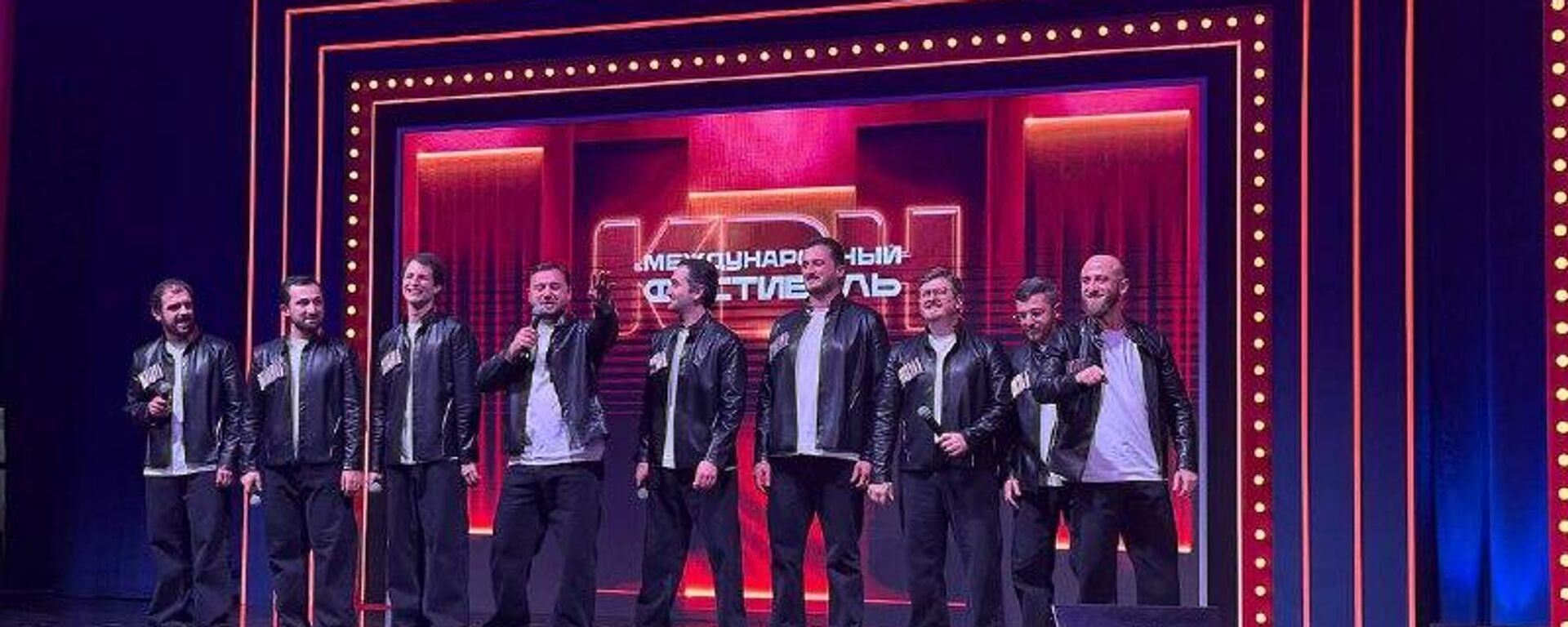 КВН азы Аԥсны еизгоу акоманда Фантасмагорцы 37-тәи Жәларбжьаратәи рфестиваль КиВиН-2026 аҩбатәи атур ахь инеит ҳәа Sputnik иазеиҭеиҳәеит акоманда анапхгаҩы Ҭеимураз Кәакәасқьыр - Sputnik Абхазия, 1920, 27.01.2026