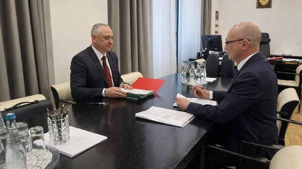 Вопросы абхазо-российского сотрудничества обсудили Бадра Гунба и Первый заместитель Руководителя Администрации Президента России Сергей Кириенко в Москве - Sputnik Абхазия