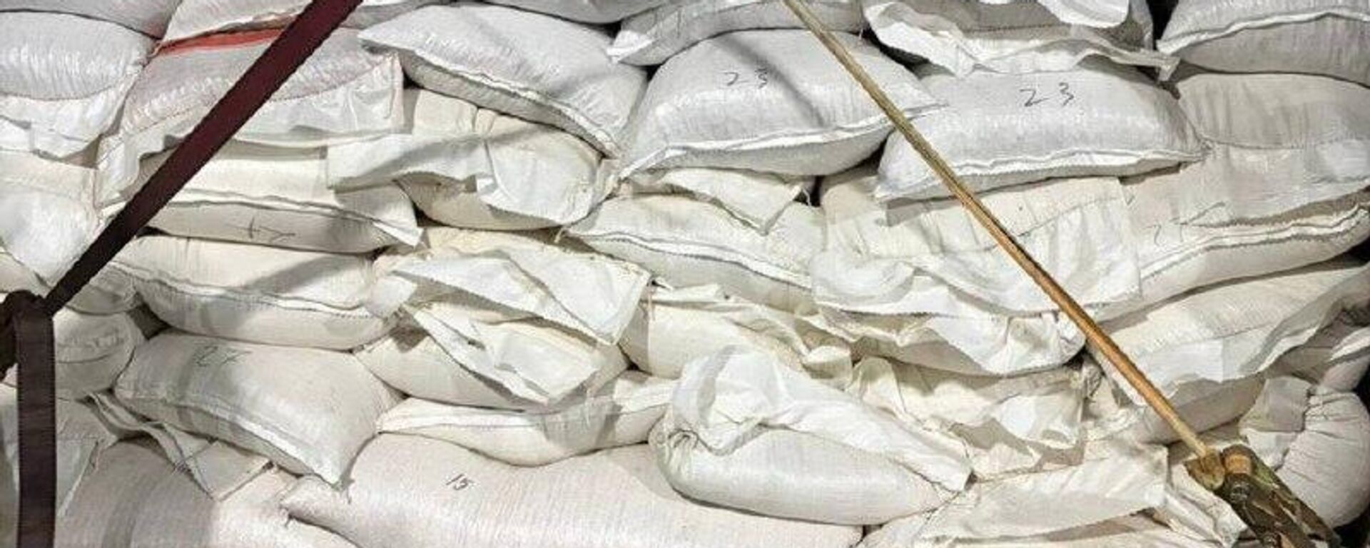 Более тонны корма для животных изъяли на КПП Псоу - Sputnik Абхазия, 1920, 26.01.2026