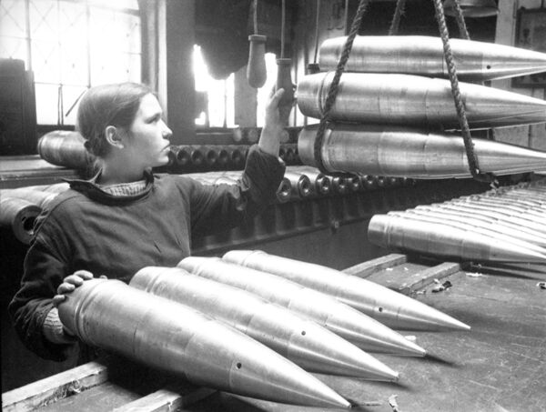 Предприятия освобожденного Ленинграда продолжают поставлять боеприпасы для фронта. - Sputnik Абхазия