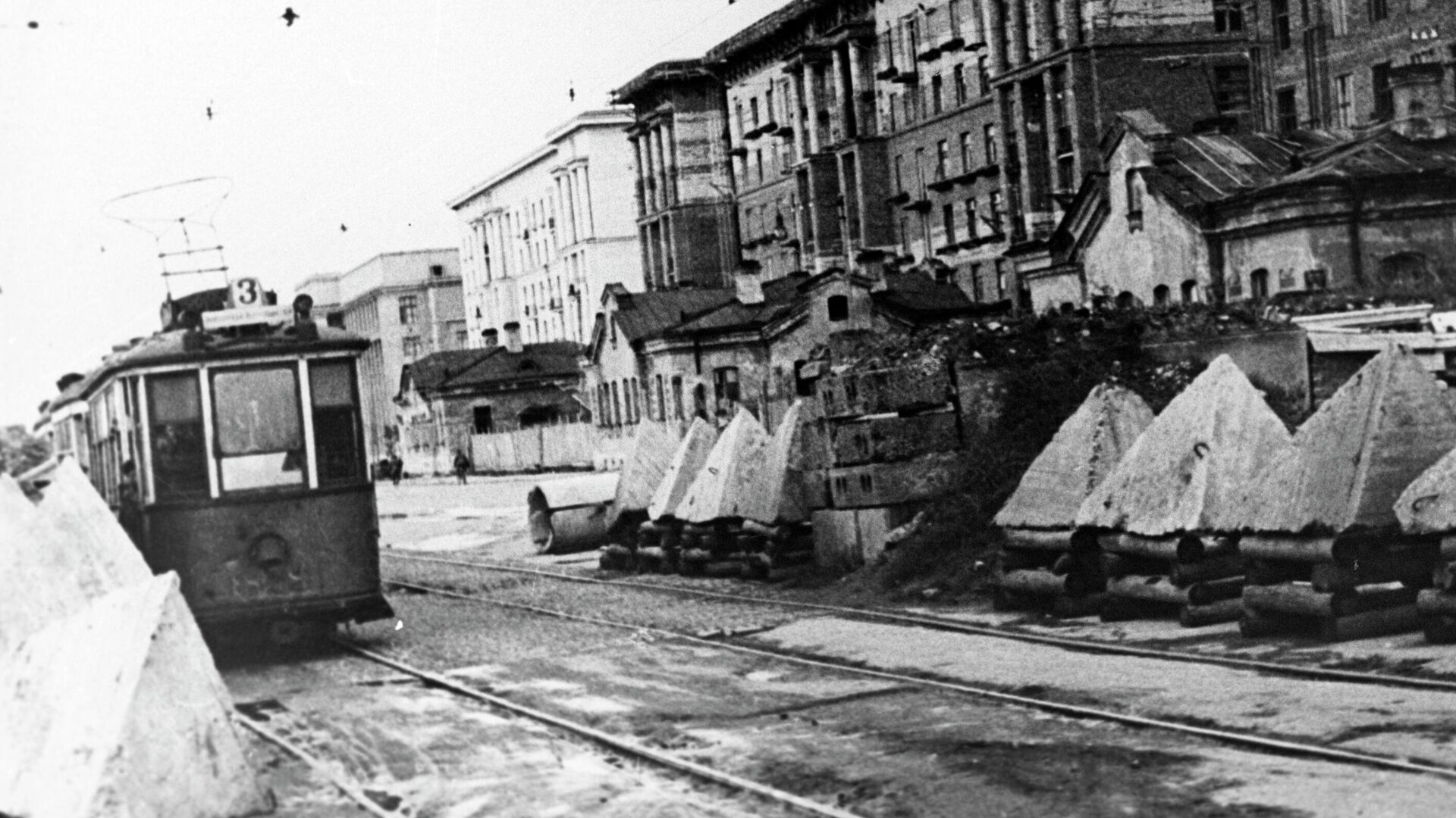 Противотанковые надолбы на улицах Ленинграда Противотанковые надолбы на улицах Ленинграда - Sputnik Аҧсны, 1920, 27.01.2026