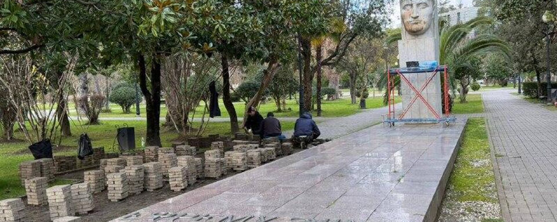 Плановые работы по расчистке и благоустройству памятника Ефрема Эшба начались в Сухуме Плановые работы по расчистке и благоустройству памятника Ефрема Эшба начались в Сухуме - Sputnik Абхазия, 1920, 27.01.2026