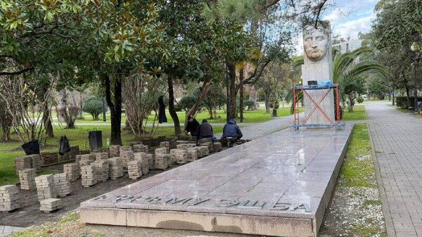 Плановые работы по расчистке и благоустройству памятника Ефрема Эшба начались в Сухуме - Sputnik Абхазия