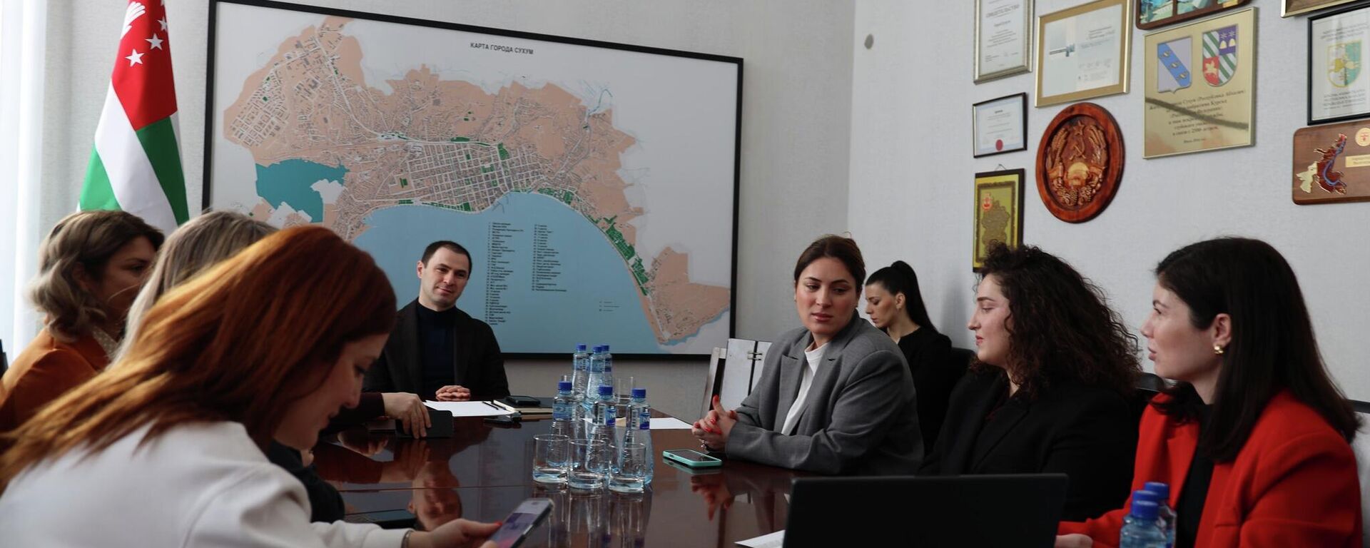 В администрации города Сухум прошло рабочее совещание главы Тимура Агрба  - Sputnik Абхазия, 1920, 28.01.2026