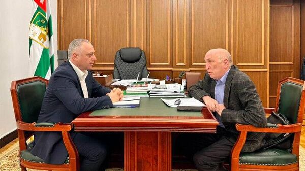 Проведение съезда ученых, писателей и академиков, посвященного положению абхазского языка, обсудили президент Абхазии Бадра Гунба и ученый, общественный деятель, поэт Владимир Зантариа - Sputnik Абхазия