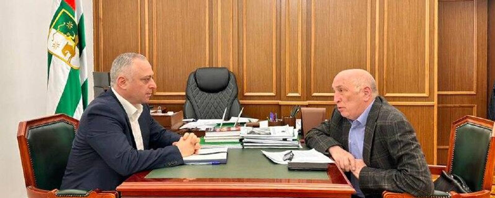 Проведение съезда ученых, писателей и академиков, посвященного положению абхазского языка, обсудили президент Абхазии Бадра Гунба и ученый, общественный деятель, поэт Владимир Зантариа - Sputnik Абхазия, 1920, 30.01.2026