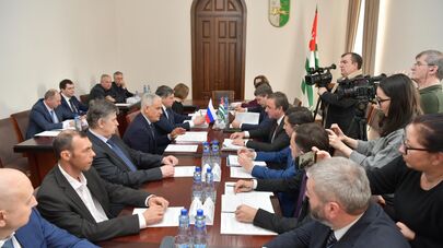 Вопросы социально-экономического сотрудничества обсудят члены правительства Абхазии и делегация Минэкономразвития России на встрече в Кабмине. 