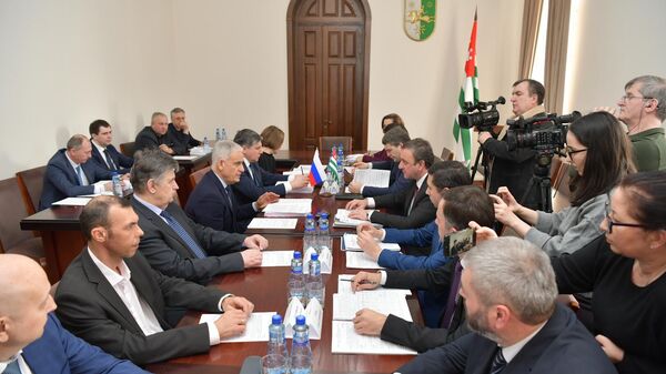 Вопросы социально-экономического сотрудничества обсудят члены правительства Абхазии и делегация Минэкономразвития России на встрече в Кабмине.  - Sputnik Абхазия