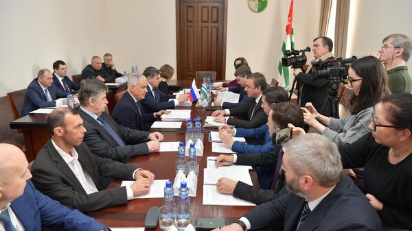 Делегация Минэкономразвития России и Кабмин Абхазии обсудили сотрудничество
 - Sputnik Абхазия