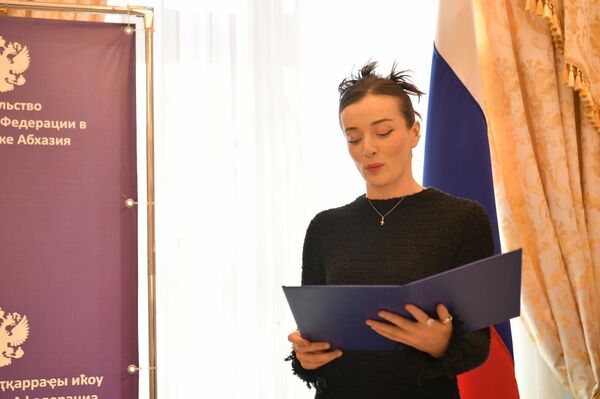 Присяга соискателей российского гражданства прошла в Посольстве в Абхазии  - Sputnik Абхазия